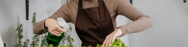 Sorrindo Morena Vendedor Mulher Pulverizando Salada Enquanto Trabalhava Loja Ecológica — Fotografia de Stock