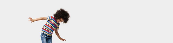 Glad Förskolebarn Afrikansk Pojke Står Ett Ben Över Vit Vägg — Stockfoto