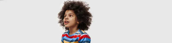 Förskolebarn Afrikansk Pojke Bär Shirt Sitter Över Vit Vägg Håller — Stockfoto