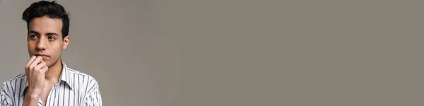 Брунетт Підступний Чоловік Сорочці Виглядає Ізольованим Над Сірим Фоном — стокове фото