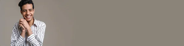 Брунетт Сорочці Сміється Дивиться Камеру Ізольовану Сірому Фоні — стокове фото