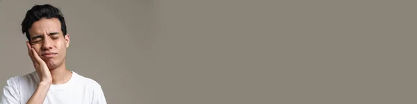 Μελαχρινός Ισπανόφωνος Πονόδοντο Συνοφρύωμα Και Τρίψιμο Μάγουλο Απομονωμένο Πάνω Από — Φωτογραφία Αρχείου