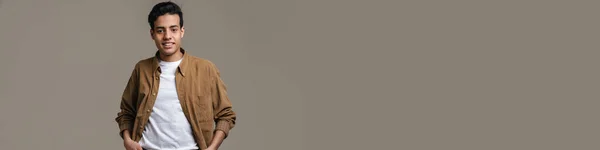 Brunetka Latynoski Mężczyzna Koszuli Uśmiecha Się Patrząc Aparat Odizolowany Szarym — Zdjęcie stockowe