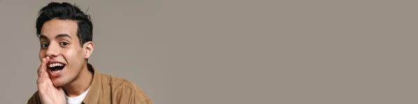 Брюнетка Латиноамериканец Рубашке Улыбается Кричит Камеру Изолированы Сером Фоне — стоковое фото