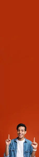 Брюнетка Латиноамериканец Рубашке Улыбается Указывает Пальцами Вверх Красный Фон — стоковое фото