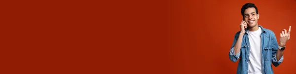 Брюнет Підступний Чоловік Жесті Сорочки Розмовляє Мобільному Телефону Ізольованим Червоному — стокове фото