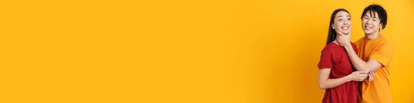 Feliz Pareja Multiétnica Con Camisetas Pie Aisladas Sobre Fondo Amarillo — Foto de Stock
