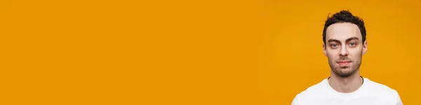 Middelbare Leeftijd Brunette Casual Man Shirt Staan Geïsoleerd Gele Achtergrond — Stockfoto