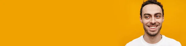 Усміхнений Середнього Віку Брюнетка Випадковий Чоловік Футболці Стоїть Ізольовано Жовтому — стокове фото