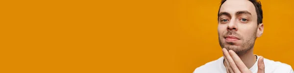 Крупным Планом Брюнетка Среднего Возраста Мужчина Рассматривает Лицо Изолированы Желтом — стоковое фото