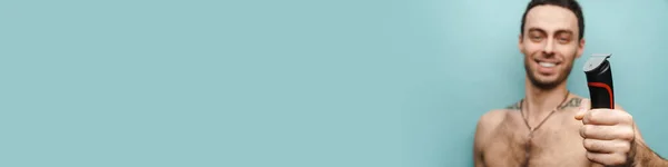 Крупный План Портрета Улыбающегося Мужчины Средних Лет Рубашки Электробритвой Фоне — стоковое фото