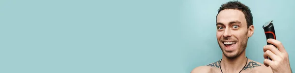 Крупный План Портрета Улыбающегося Мужчины Средних Лет Рубашки Электробритвой Фоне — стоковое фото