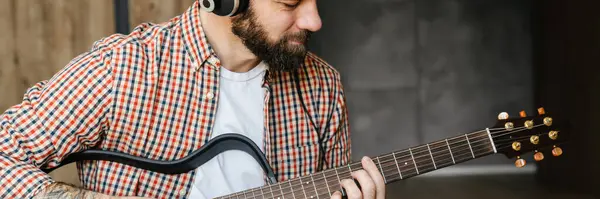 Sonriente Morena Mediana Edad Barbudo Hombre Tocando Guitarra Acústica Mientras — Foto de Stock