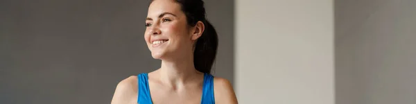 Vit Leende Kvinna Som Använder Smartwatch Yogautövandet Hemma — Stockfoto