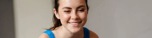Weiße Lächelnde Frau Benutzt Laptop Während Yoga Praxis Hause — Stockfoto