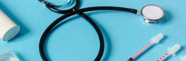 Die Nahaufnahme Eines Medizinischen Instruments Bestehend Aus Stethoskop Spritzen Flüssigkeitsbehälter — Stockfoto