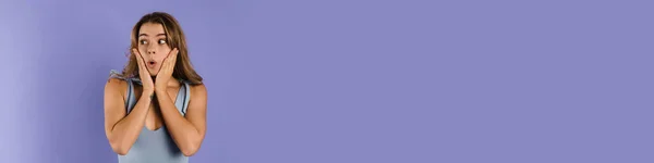 Молода Шокована Жінка Виражає Сюрприз Камеру Ізольовано Фіолетовому Фоні — стокове фото