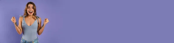 Молодая Взволнованная Женщина Кричит Делая Жест Победителя Изолированы Фиолетовом Фоне — стоковое фото