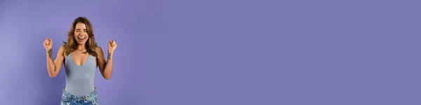 Молода Збуджена Жінка Кричить Роблячи Жест Переможця Ізольованим Фіолетовому Фоні — стокове фото