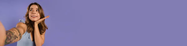 Молода Біла Жінка Посміхається Фотографує Селфі Ізольовано Фіолетовому Фоні — стокове фото