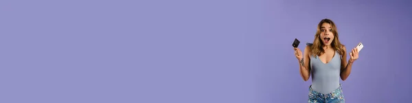 Молода Біла Жінка Тримає Кредитну Картку Мобільний Телефон Ізольовані Фіолетовому — стокове фото