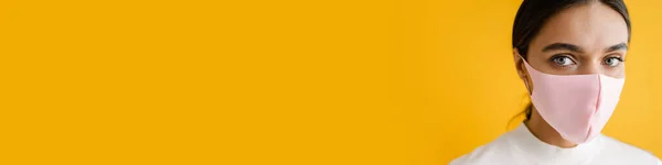 Молода Брюнетка Масці Обличчя Позує Дивиться Камеру Ізольовано Жовтому Тлі — стокове фото