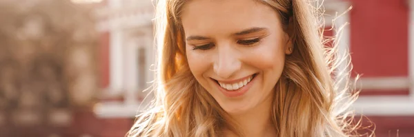 Smilende Ung Blond Kvinne Som Bruker Mobiltelefon Gående Gate Byen – stockfoto