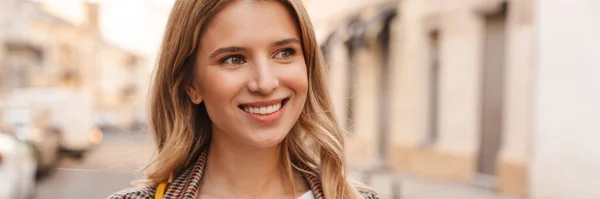 Hymyilevä Nuori Blondi Rento Nainen Kävelee Kadulla Pitäen Takeaway Kahvikuppi — kuvapankkivalokuva