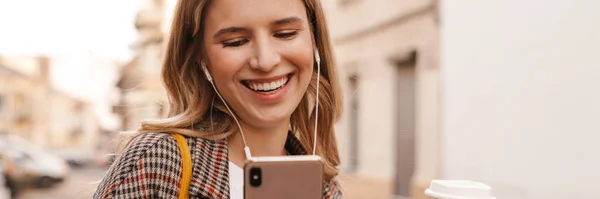 Sorrindo Loira Jovem Segurando Telefone Celular Vestindo Roupas Casuais Uma — Fotografia de Stock