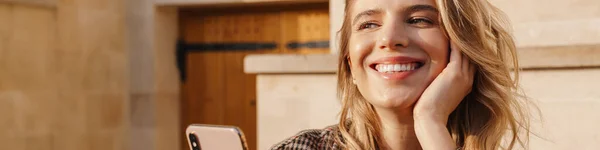 Lächelnde Blonde Junge Frau Mit Handy Legerer Kleidung Auf Einer — Stockfoto