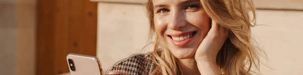 Gülümseyen Genç Sarışın Kadın Bir Sokakta Merdivenlerde Otururken Cep Telefonu — Stok fotoğraf