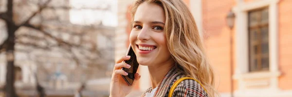 Sorrindo Jovem Loira Falando Telefone Celular Enquanto Estava Uma Rua — Fotografia de Stock