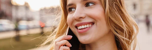 Smilende Ung Blond Kvinne Som Snakker Mobiltelefon Mens Hun Står – stockfoto
