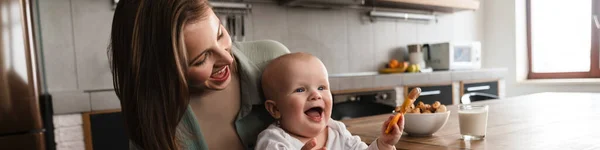 행복한 엄마는 부엌에서 그녀의 아이와 — 스톡 사진