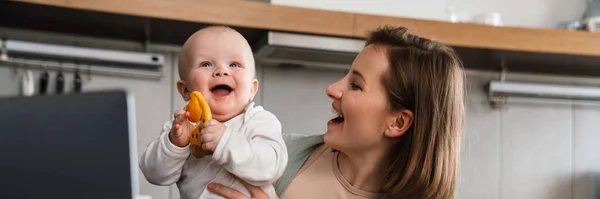 Madre Feliz Con Hijo Bebé Trabajando Ordenador Portátil Casa —  Fotos de Stock
