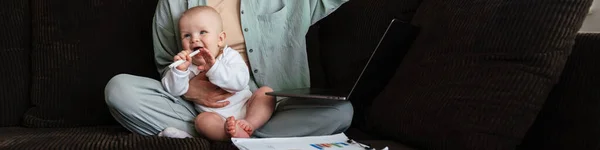 Madre Cansada Con Hijo Bebé Trabajando Computadora Portátil Casa —  Fotos de Stock