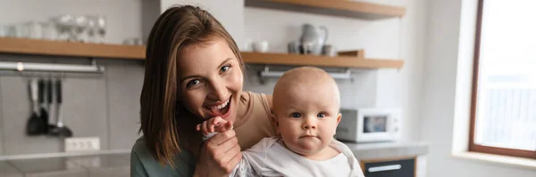 Madre Feliz Con Hijo Abrazándose Cocina —  Fotos de Stock