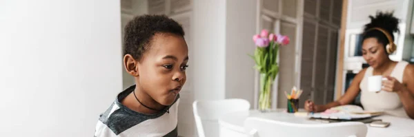 Black Boy Running Making Fun While Her Mother Working Table — Stock Photo, Image