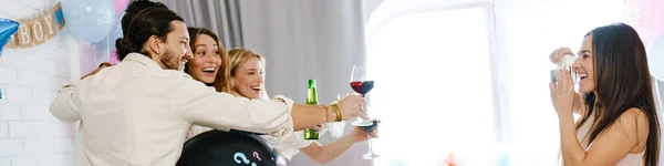 白人女性撮影彼女の幸せな友人の間に性別明らかにパーティー室内 — ストック写真
