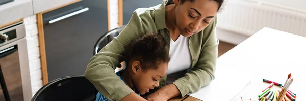 Black Woman Drawing Her Happy Daughter Home Kitchen — Stock Photo, Image
