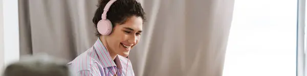 Porträt Einer Lächelnden Jungen Frau Mittleren Alters Mit Kopfhörern Beim — Stockfoto