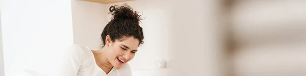 Mujer Riendo Mirando Teléfono Mientras Está Acostada Cama Pijama Blanco —  Fotos de Stock