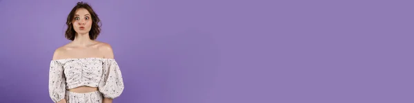 Біла Молода Жінка Дивиться Виражає Сюрприз Камеру Ізольовано Над Фіолетовою — стокове фото