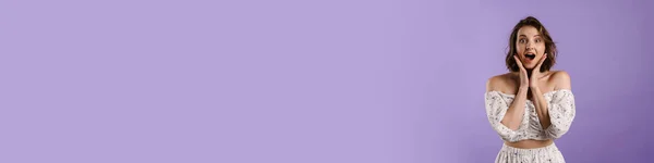 Захоплена Молода Жінка Жестикулює Виражаючи Сюрприз Ізольовано Над Фіолетовою Стіною — стокове фото