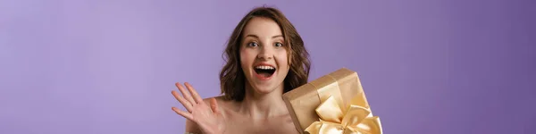 Jeune Femme Excitée Gestuelle Tout Posant Avec Boîte Cadeau Isolé — Photo