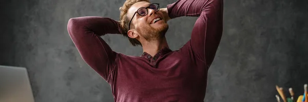Der Lächelnde Mann Mit Brille Blickt Mit Erhobenen Händen Zur — Stockfoto