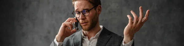 Homem Testa Enrugando Casaco Camisa Que Fala Telefone Olhar Tela — Fotografia de Stock