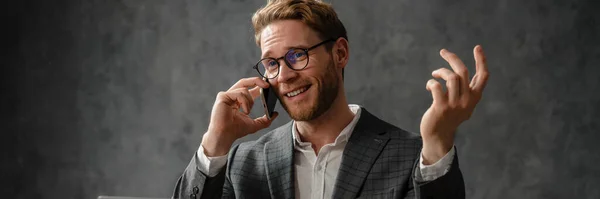 Homem Sorridente Casaco Camisa Falando Telefone Estendendo Mãos Estúdio — Fotografia de Stock