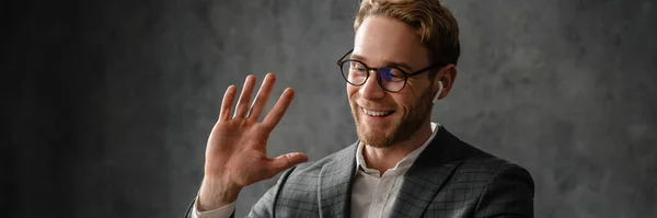 Pria Yang Tersenyum Dengan Headphone Dan Kacamata Melambaikan Tangan Depan — Stok Foto