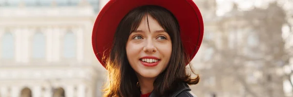 Nær Smilende Ung Stilig Brunette Hvit Student Iført Hatt Skinnjakke – stockfoto